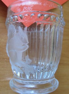 sklenička s motivem veverky z 12 04 1886 Mariánská Huť V Karlovice Solomon Reich